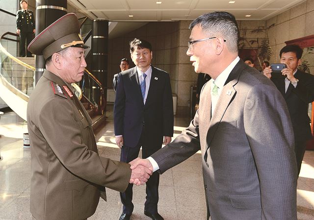 남북군사당국자 접촉에 나선 류제승(오른쪽) 국방부 국방정책실장과 김영철 국방위원회 서기실 책임참사 겸 정찰총국장이 15일 오전 판문점 우리 측 평화의 집에서 만나 악수하고 있다. 국방부제공