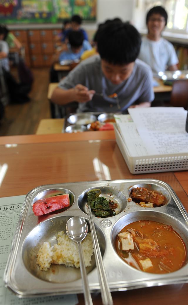 시도교육감들이 내년 누리과정 예산 중 어린이집 보육료 예산 편성을 거부한 것과 관련해 최경환 경제부총리 겸 기획재정부 장관과 황우여 교육부 장관이 15일 정부서울청사에서 긴급 기자회견을 열고 “내년 누리과정이 차질 없이 추진돼야 한다”며 “교육청의 재정상 어려움을 해소하기 위해서는 재량지출의 구조조정이 선행돼야 한다”고 주장했다. 한국일보 자료사진