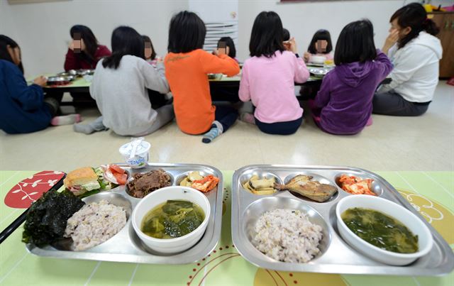 시도교육감들이 내년 누리과정 예산 중 어린이집 보육료 예산 편성을 거부한 것과 관련해 최경환 경제부총리 겸 기획재정부 장관과 황우여 교육부 장관이 15일 정부서울청사에서 긴급 기자회견을 열고 “내년 누리과정이 차질 없이 추진돼야 한다”며 “교육청의 재정상 어려움을 해소하기 위해서는 재량지출의 구조조정이 선행돼야 한다”고 주장했다. 연합뉴스