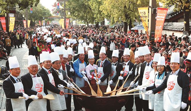 지난해 전주비빔밥축제에서 열린 '우리동네 맛 자랑' 비빔퍼포먼스. 전주시 제공