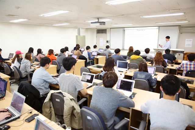 가천대 소프트웨어설계ㆍ경영학과 학생들이 전공 실습 과목인 고급 웹프로그래밍 강의를 듣고 있다. 가천대 제공