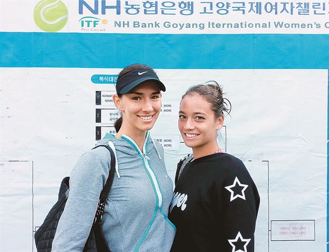 제7회 국제테니스연맹(ITF) NH농협은행 고양국제여자챌린지대회에 출전한 아나스타시야 피보바로바(왼쪽ㆍ러시아)와 알리제 림(프랑스)이 15일 고양 성사시립코트에서 나란히 포즈를 취하고 있다. 고양=연합뉴스