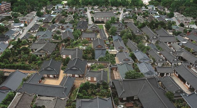 위에서 내려다 본 전주 한옥마을 전경. 가지런히 맞대고 있는 600여 채의 한옥이 고풍스런 분위기를 자아 내고 있다. 전주시 제공