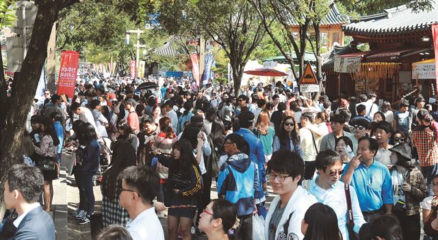 주말이면 전주 한옥마을은 몰려든 관광객들로 북새통을 이룬다. 전주시 제공