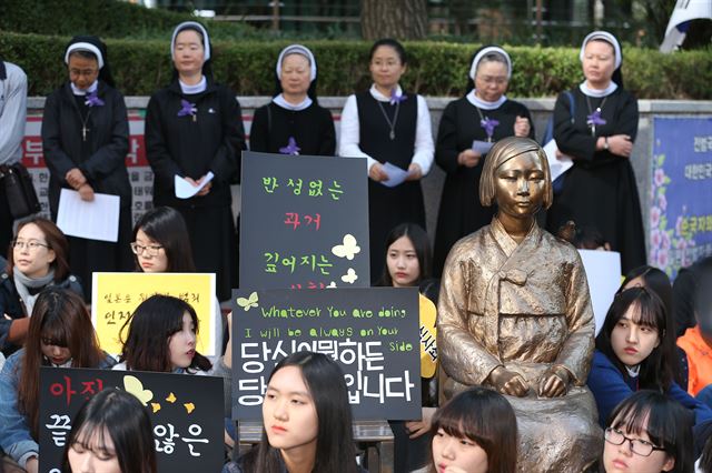 15일 오후 서울 종로구 중학동 일본대사관 앞에서 '제1148차 일본군 '위안부' 문제 해결을 위한 정기 수요 시위'가 열리고 있다. 연합뉴스