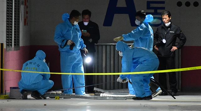 17일 오후 경기도 성남시 판교 테크노밸리 한 환풍구 위에 서있던 사람들이 20m 아래로 떨어지는 사고가 발생, 경찰과 소방당국이 추락한 철재 환풍구 덮개, 사고자 유류품 등에 대한 현장감식을 벌이고 있다. 뉴시스