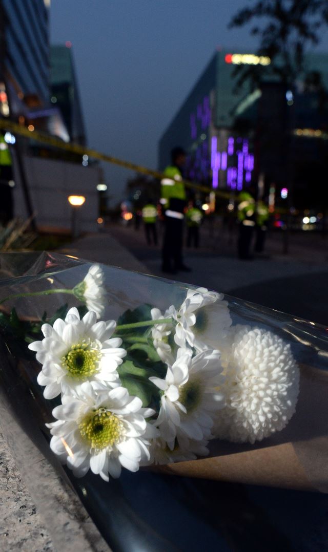 18일 오후 경기도 성남시 판교동 유스페이스 앞 환풍구 붕괴 사고현장에 피해자를 위한 국화꽃이 놓여 있다. 뉴시스