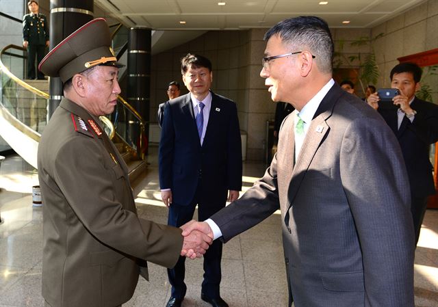 남북군사당국자 접촉에 나선 류제승(오른쪽) 국방부 국방정책실장과 김영철 국방위원회 서기실 책임참사 겸 정찰총국장이 15일 오전 판문점 우리 측 평화의 집에서 만나 악수하고 있다. 한국일보 자료사진