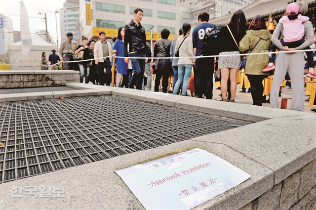 경기 성남시 판교테크노밸리 환풍구 추락사고로 27명의 사상자가 발생한 가운데, 19일 오후 서울 덕수궁 대한문 앞 환풍구에 접근금지 안내문이 붙고 출입을 막기 위한 줄이 쳐졌다. 19일 오전까지만 해도 접근을 막는 안내문과 줄이 없어 왕궁 수문장 교대의식 행사를 보기 위해 몰린 관광객들이 환풍구를 자유롭게 오르내렸다. 김주성기자 poem@hk.co.kr