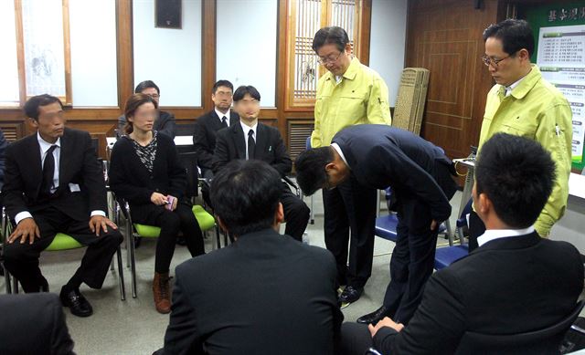 환풍구 추락사고가 발생한 '제1회 판교테크노밸리 축제' 주관사 이데일리의 곽재선 회장이 19일 경기 성남 분당구청에서 유가족들에게 머리 숙여 사과하고 있다. 성남=뉴시스