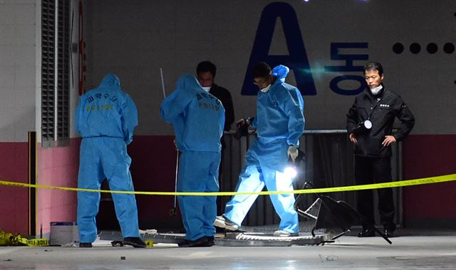 지난 17일 오후 경기도 성남시 판교 테크노밸리 한 환풍구 위에 서있던 사람들이 20m 아래로 떨어지는 사고가 발생해 경찰과 소방당국이 추락한 철재 환풍구 덮개, 사고자 유류품 등에 대한 현장감식을 벌이고 있다. 뉴시스