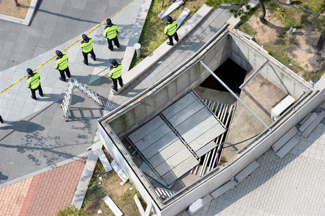 18일 오전 경기도 성남시 판교 유스페이스 앞에서 경찰이 추락사고 현장인 환풍구 앞을 통제하고 있다. 뉴시스