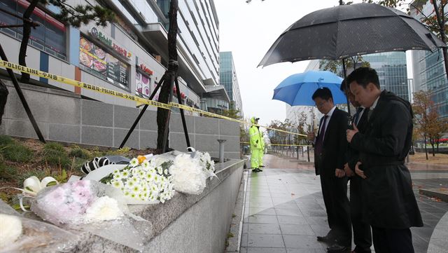 판교 환풍구 추락사고 발생 나흘째인 20일 오전 사고 현장인 경기도 성남시 분당구 판교 테크노밸리 야외광장 환풍구 주변에서 인근 직장인들이 헌화 후 희생자들의 명복을 빌고 있다. 연합뉴스