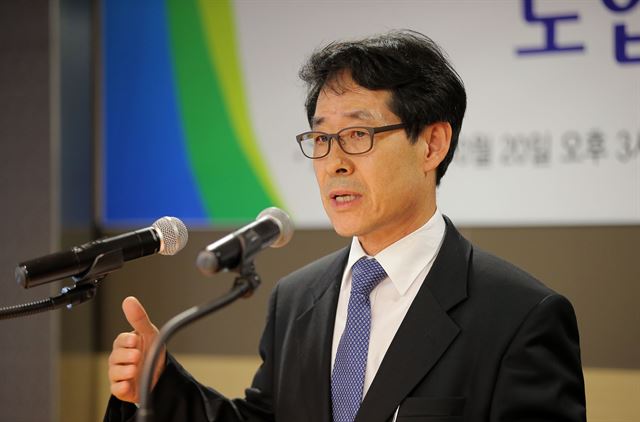 김성훈 한국교육과정평가원장이 20일 오후 서울 중구 정동길 한국교육과정평가원에서 열린 '수능 영어영역 절대평가 도입 방안 1차 공청회'에서 인사말을 하고 있다. 연합뉴스