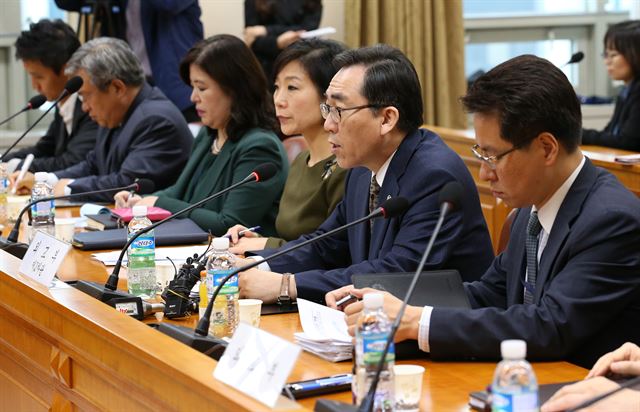 에볼라 바이러스 대응을 위해 아프리카에 보내기로 한 우리 보건 인력의 현지 파견 문제와 관련한 구체적인 방안을 논의하기 위한 외교부·보건복지부·국방부·한국국제협력단(코이카·KOICA) 등 관계부처 협의회가 20일 오후 서울 도렴동 정부서울청사 별관 외교부에서 열려 조태열(오른쪽 두 번째) 외교부 2차관이 모두발언을 하고 있다. 연합뉴스