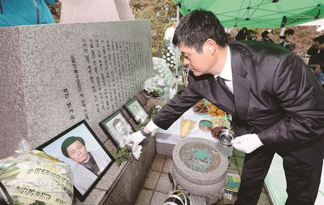 성수대교 붕괴 사고 20주년을 맞은 21일 한 유족이 희생자 위령비를 찾아 고인의 넋을 기리는 위령제를 지내고 있다. 김주성기자 poem@hk.co.kr 배우한기자 bwh3140@hk.co.kr