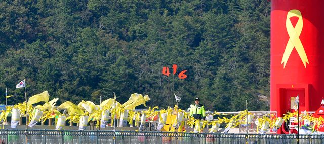 기다림의 항구로 변해버린 전남 진도군 팽목항에 당시 참사를 잊지 않고 있는 노란리본과 조형물이 세워져 있다. 뉴시스