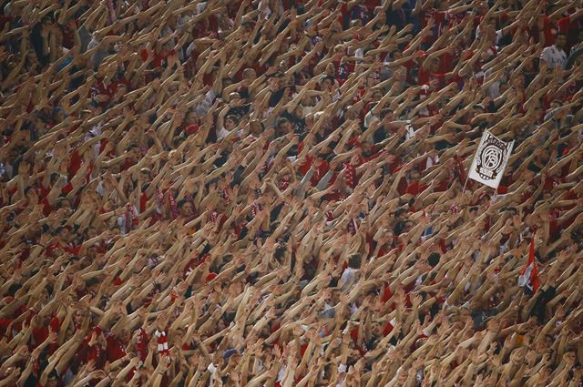 이탈리아 로마의 올림픽 경기장에서 21일(현지시간) '2014/2015시즌 유럽축구연맹(UEFA) 챔피언스리그(이하 UCL)' 조별리그 3차전 바이에른 뮌헨-AS로마의 경기가 열리고 있는 가운데 바이에른 뮌헨 응원단이 열띤 응원을 하고 있다. 바이에르 뮌헨은 이날 경기에서 이탈리아의 강호 AS 로마를 7-1로 대파했다. 로마=로이터 연합뉴스