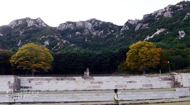 황매산의 끝 봉우리인 모산재가 영암사 절터를 병풍처럼 둘러싸고 있다.