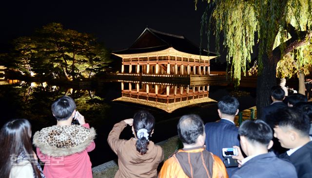 22일 밤 야간개장한 서울 경복궁 경회루가 환한 빛을 밝히고 관람객들을 맞았다. 경복궁은 이날부터 11월 3일까지 오후 7시부터 3시간 동안 야간개장한다. 홍인기기자 hongik@hk.co.kr