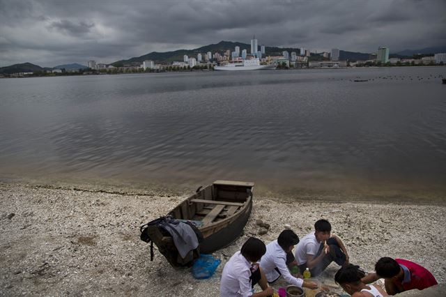 미국 AP통신 평양지국장이 북한 당국에서 이례적으로 장거리 자동차 이동을 허가해 평양을 출발, 일주일간 백두산을 다녀왔다고 밝힌 가운데, 사진은 6월 21일 원산 해변에서 젊은 사람들이 휴식을 취하고 있는 모습.AP 연합뉴스