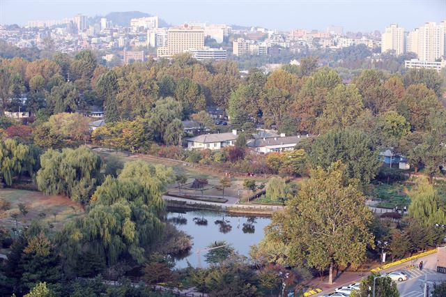 제46차 한미안보협의회(SCM)에서 한미 양국은 연합사의 용산미군기지와 미 2사단 210화력여단의 동두천 캠프케이시 잔류에 각각 합의했다. 주한미군 재배치 계획인 용산기지이전계획(YRP)와 연합토지관리계획(LPP)에 따르면 서울 도심의 9개 미군기지와 미 2사단은 2016년까지 모두 평택으로 이전하나 연합사는 전작권 전환 전까지, 210화력여단은 2020년께까지 현재 위치에 남게 됐다. 사진은 23일 서울 용산 미군기지 일대 모습. 연합뉴스