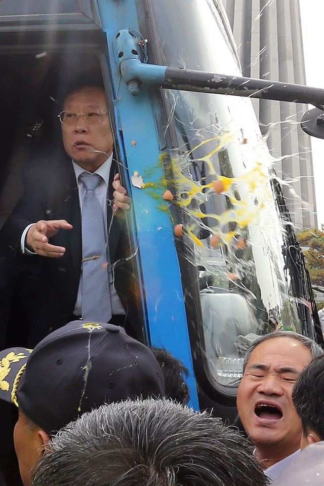 25일 경기도 파주시 임진각 앞에서 대북전단 살포를 예고한 보수단체 회원들이 진보단체 회원들이 던진 계란을 맞고 있다. 파주=연합뉴스