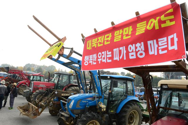 25일 오전 경기도 파주 임진각에서 대북전단보내기국민연합 등 보수단체가 4~5만장의 전단이 담긴 대형풍선을 북한으로 띄워 보낼 계획인 가운데 민통선 지역에서 농사를 짓는 지역주민들이 트랙터 등 농기계를 끌고 나와 전단 살포를 저지 할 준비를 하고 있다. 파주=뉴시스