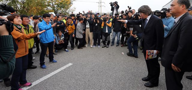 25일 경기도 파주시 임진각 인근에서 보수단체 최우원 교수와 안소희 파주시의원이 대북전단 살포를 두고 설전을 벌이고 있다. 파주=연합뉴스