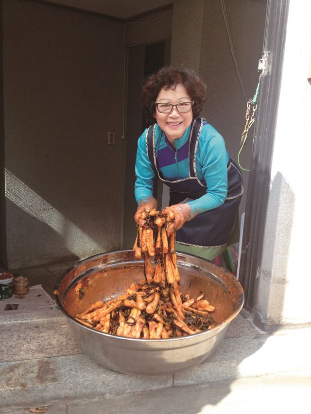 신순옥 새마을부녀회장이 22일 서울 성북구 동선동 자신의 집에서 나눔 총각김치를 담그고 있다.