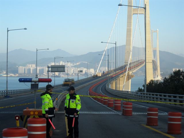 26일 오후 6시 19분께부터 전남 여수시 묘도동과 광양시 금호동을 잇는 이순신대교가 평소보다 심하게 흔들린다는 신고가 잇따르자 경찰이 차량 운행을 전면 통제하고 있다. 전남도는 이날 오후 회의를 열어 원인 진단에 들어갈 예정이며, 정확한 원인이 밝혀질 때까지 차량 운행을 계속해 통제할 계획이다. 연합뉴스