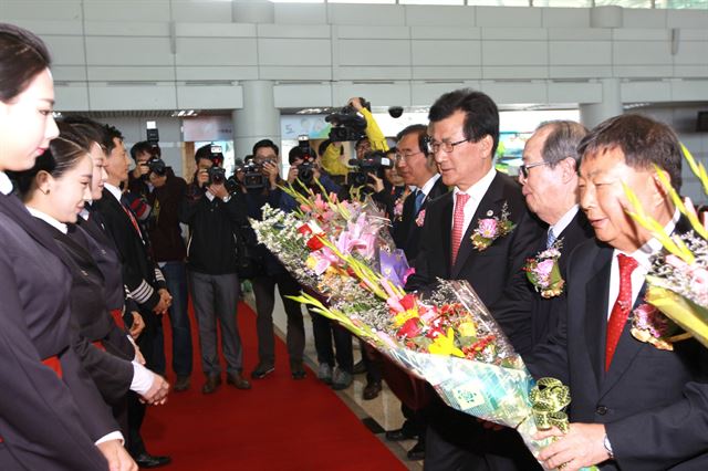 27일 청주 국제공항 출국장에서 열린 이스타항공의 옌지 노선 취항식에서 이시종(오른쪽에서 세번째)지사와 이언구(오른쪽에서 첫번째) 도의장이 이스타항공 승무원들에게 축하 꽃다발을 전하고 있다. 충북도 제공