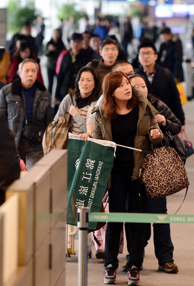 인천공항 입국장에 중국인 관광객인 요우커(游客)가 들어오고 있다. 올 들어 지난달까지 우리나라를 찾은 중국인은 468만3,415명으로 이달 안에 500만명을 넘어설 것으로 보인다. 조영호기자 youcho@hk.co.kr