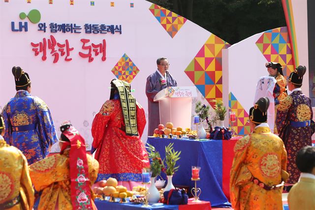 이재영 LH 사장(가운데)이 15일 경기 성남시 본사에서 열린 다문화가정 합동혼례식에서 주례사를 했다. LH 제공