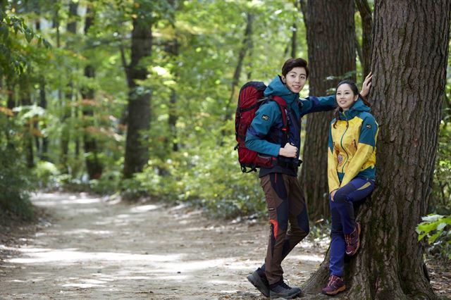 단풍구경 위해 산행에 나서는 사람들이 증가하는 가운데 산악안전사고가 증가하고 있어 산행 전 안전사고 예방을 위한 지식을 갖추는 것이 필요하다. 고어코리아 제공.