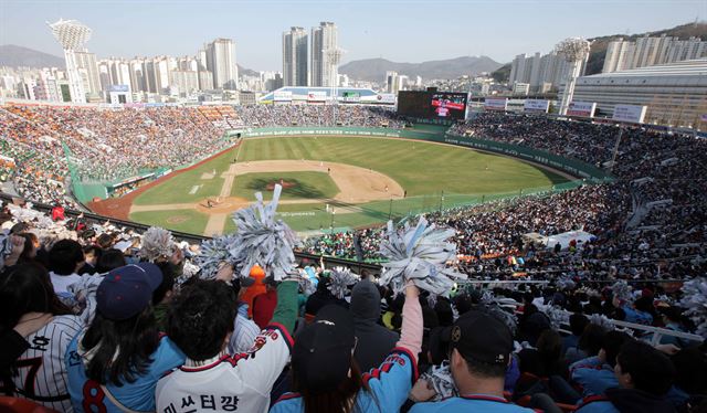 부산 사직야구장. 한국일보 자료사진.