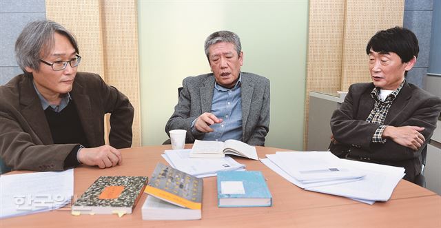 23일 한국일보 편집국에서 열린 제47회 한국일보문학상 본심에서 심사위원 정흥수(문학평론가ㆍ왼쪽부터) 김원우(소설가) 이인성(소설가)씨가 후보작들에 대해 토론하고 있다. 한주형 인턴기자 (한양대 미디어커뮤니케이션학과 3)