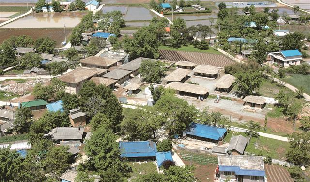 상공에서 바라본 상주동학교당 전경. 1918년 완공 당시 교당은 동재, 서재, 남재, 북재, 별채, 곳간으로 이뤄졌다. 이 중 별채 가운데 방에서 일제의 눈을 피해 경전·가사 간행사업을 벌였다. 상주시청 제공