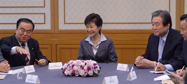 박근혜 대통령이 29일 국회를 방문, 예산안 시정연설을 마친뒤 국회 귀빈식당에서 김무성 새누리당 대표와 문희상 새정치민주연합 비상대책위원장 등 여야 지도부를 만나 이야기를 나누고 있다. 홍인기기자 hongik@hk.co.kr