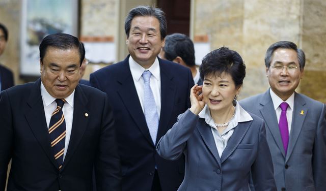 박근혜 대통령과 새누리당 김무성 대표, 새정치민주연합 문희상 비대위원장, 우윤근 원내대표 등 여야 지도부가 29일 국회 귀빈식당에서 여야 영수회담을 마치고 밖으로 나오고 있다. 연합뉴스