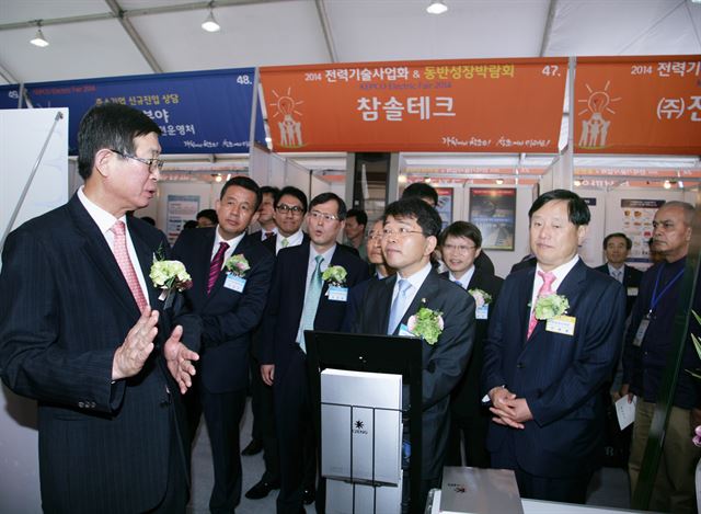 조환익(맨 왼쪽) 한국전력 사장이 지난 6월 서울 강남구 삼성동 본사에서 열린 ‘전력기술 사업화 & 동반성장 박람회’에서 참가자들과 이야기를 나누고 있다. 한국전력 제공