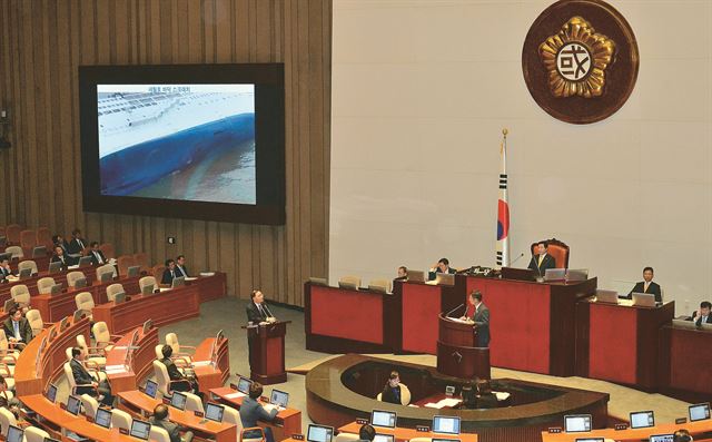 통합진보당 이상규 의원이 31일 국회 정치분야 대정부질문에서 세월호 참사 당시 영상을 가리키며 정홍원 국무총리에게 질문하고 있다. 뉴시스