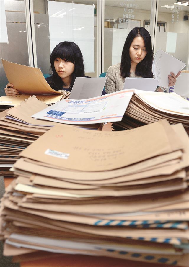 2013 한국일보 신춘문예 당시 편집국 직원들이 응모된 원고들을 분류하고 있다. 한국일보 자료사진