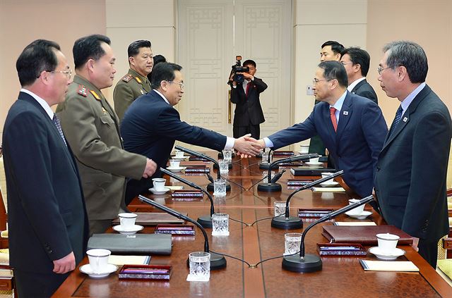 지난 2월 판문점 우리측 지역 평화의 집에서 열린 남북 당국간 고위급 접촉에서 우리측 수석대표 김규현 청와대 국가안보실 1차장(오른쪽)과 북측 수석대표 원동연 통일전선부 부부장이 악수하고 있다. 연합뉴스