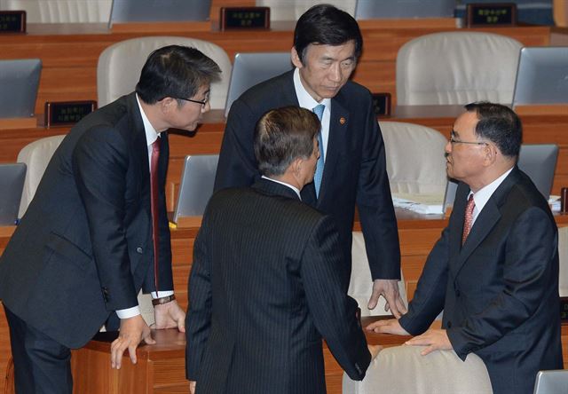 정홍원(오른쪽부터 시계방향) 국무총리와 한민구 국방부장관, 류길재 통일부장관, 윤병세 외교부장관이 3일 국회 본회의장에서 외교통일안보 분야 대정부질문에 앞서 정부 측 답변 내용을 논의하고 있다. 왕태석기자 kingwang@hk.co.kr