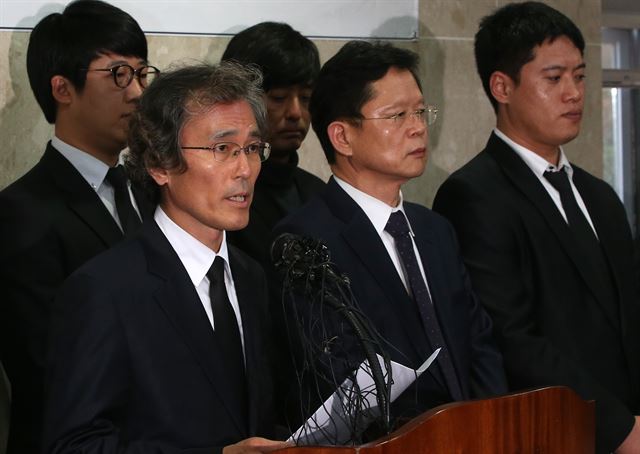 지난 5일 경기 안성 유토피아 추모관에서 열린 故 신해철 관련 기자회견에서 고인의 매형 김형열 씨가 유가족 입장을 밝히고 있다. 연합뉴스