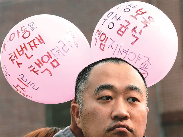 교육재정 확대를 촉구하는 시민단체 회원들이 6일 서울 종로구 청운효자동 주민센터 앞에서 무상보육과 무상급식을 책임지라는 내용이 적힌 풍선을 들고 기자회견을 갖고 있다. 왕태석기자 kingwang@hk.co.kr