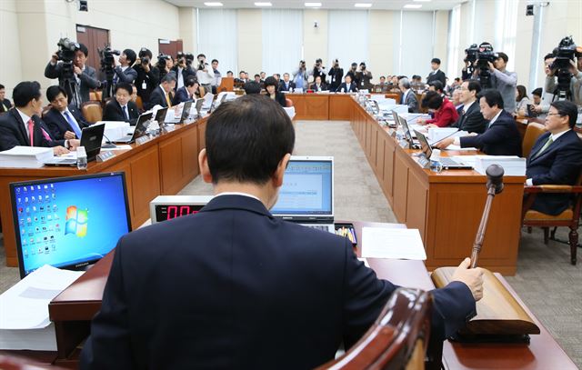 국회 안전행정위원회 진영 위원장이 7일 국회 안행위 전체회의에서 정부조직법 개정안을 상정하고 있다. 연합뉴스