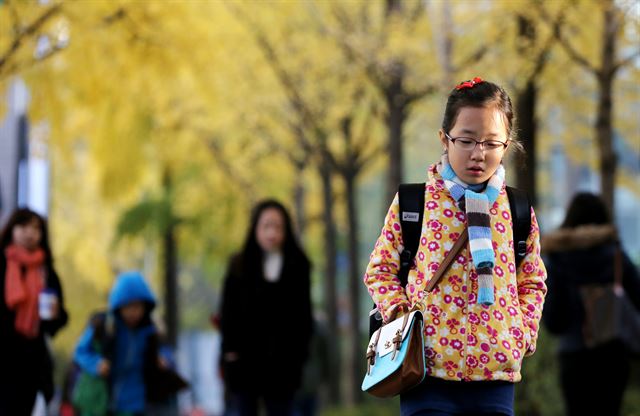 절기상 입동인 7일 오전 서울 서대문구의 한 초등학교 앞에서 두툼한 겉옷을 입은 한 어린이가 등교하고 있다. 연합뉴스