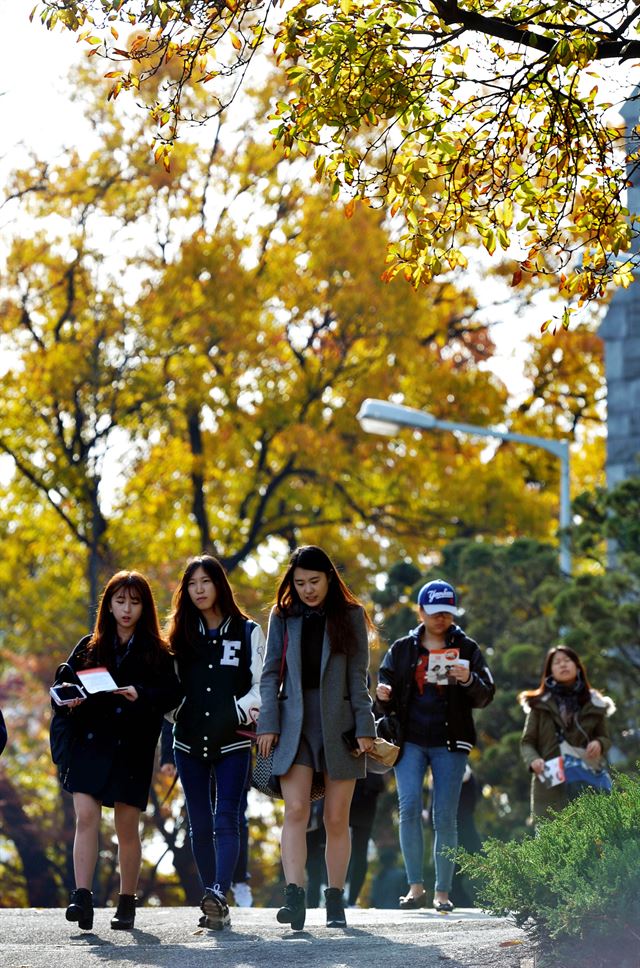 입동인 7일 오전 서울 서대문구 이화여자대학교 교정에서 학생들이 발걸음을 옮기고 있다. 뉴시스